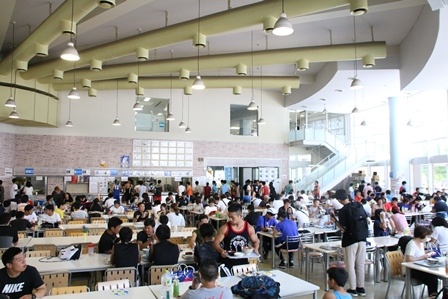 学生食堂で無料ランチを体験（多摩キャンパス）