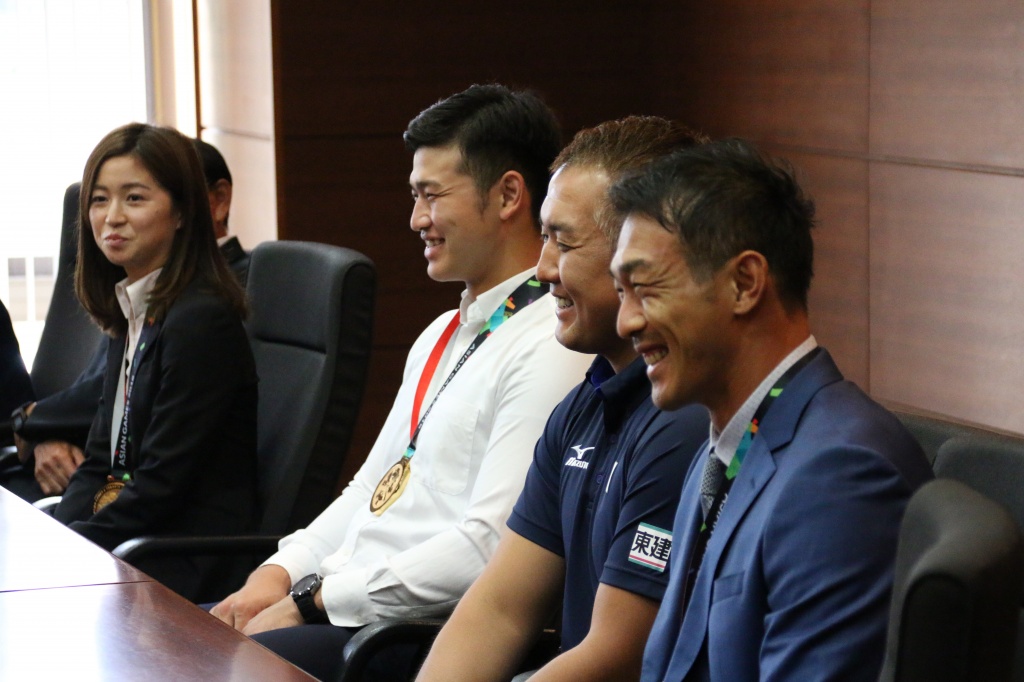 和やかに歓談する3選手と柔道・鈴木桂治監督