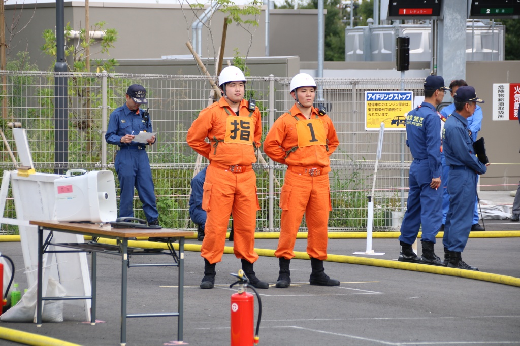 待機位置に整列する片野職員（左）と石井職員