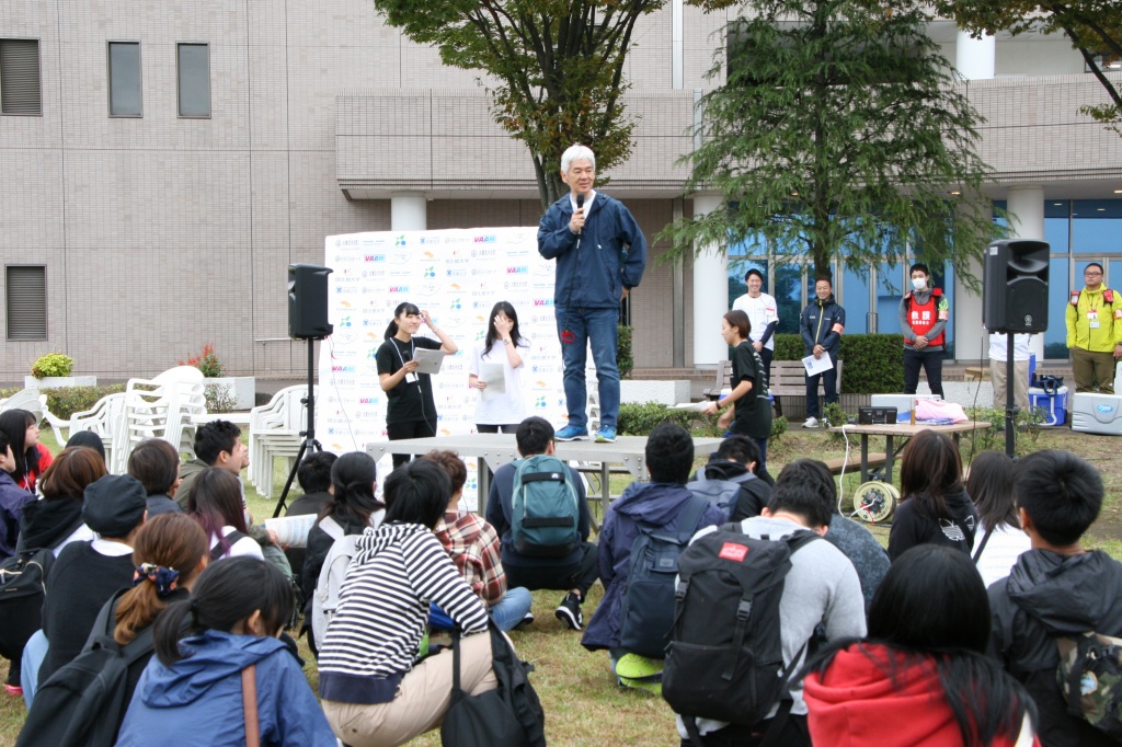 開会式の様子（あいさつする幹事校・大妻女子大学人間関係学部の小川浩学部長）