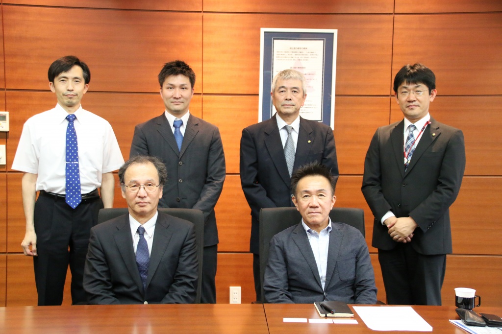列席者全員で記念撮影(前列左から本田研究科長、長谷川理事長、後列左から大浦研究科主任、地神准教授、鈴木課長、海老澤課長)