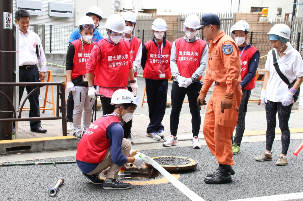 世田谷消防署員の指導によるスタンドパイプ放水訓練