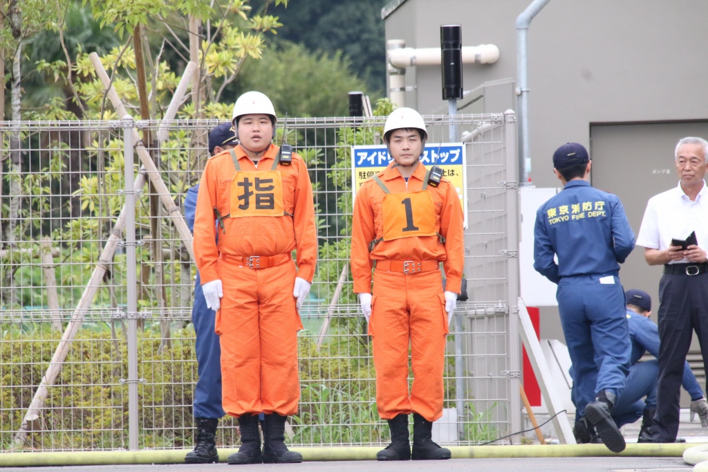 待機位置に整列する片野職員（左）と片山職員