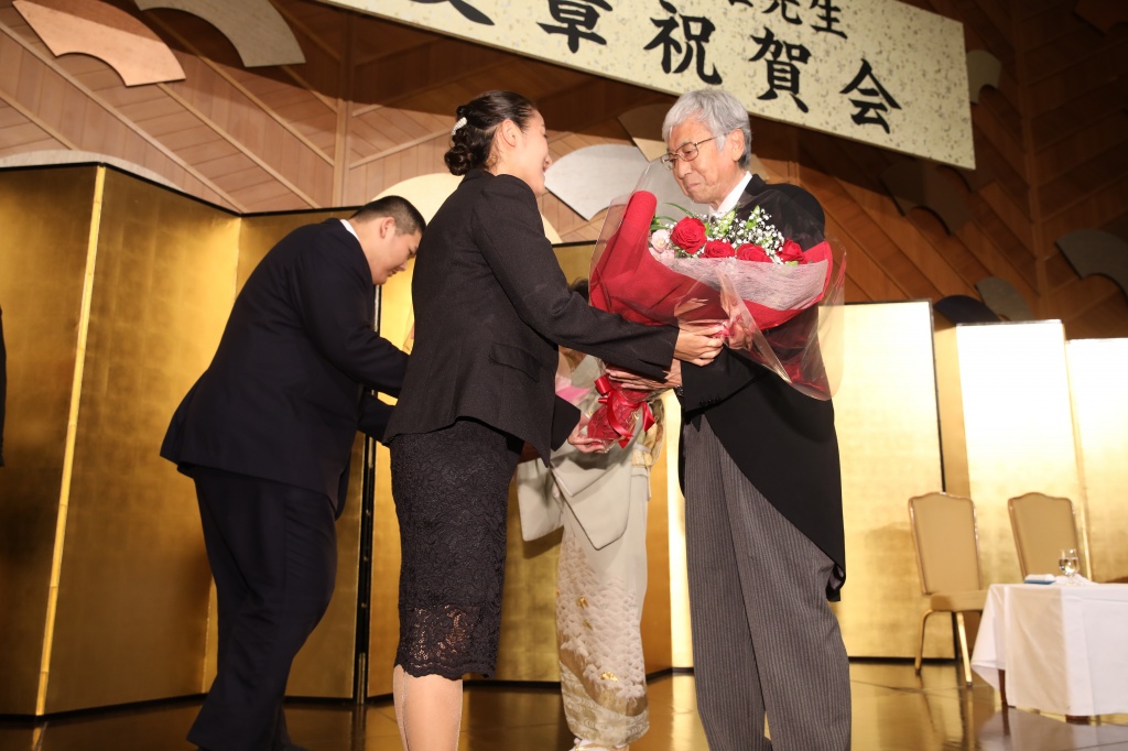 花束を贈られる大澤理事長ご夫妻