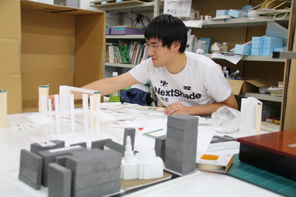 本学模型スタジオで作業する藤木研究室の橋本さん