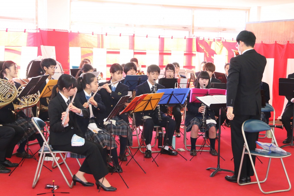 式典に花を添えた吹奏楽部の演奏。今回から中学・高校・大学合同で。