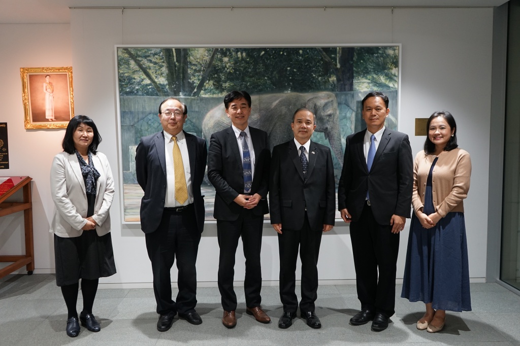イベント終了後に在京タイ大使館および日・タイ経済協力協会の関係者と記念撮影する助川教授（左端から３人目）。右隣はシントーン駐日タイ大使