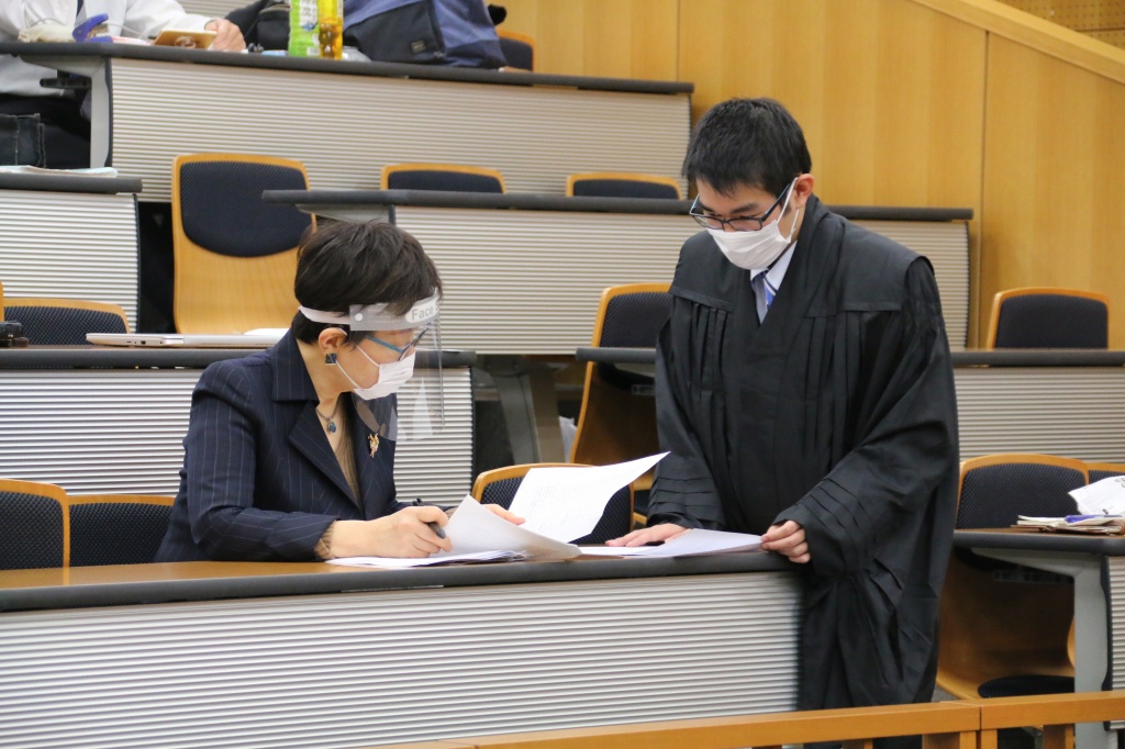五島教授と相談しながら進める裁判官役の学生