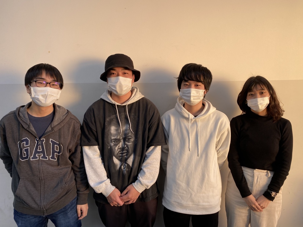 受賞した学生。左から、大久保さん、大野さん、吉川さん、大原さん