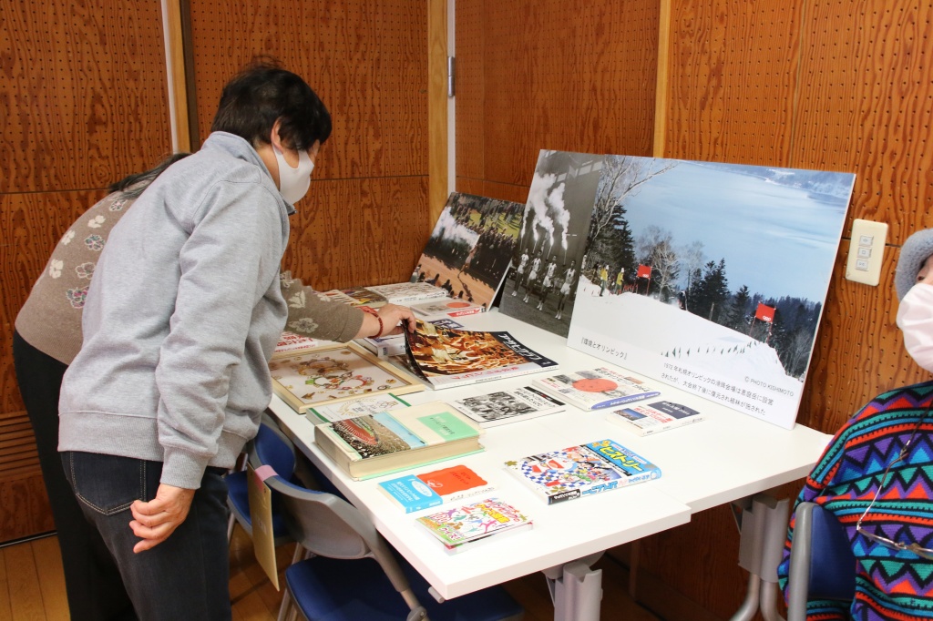 東京1964大会を振り返る書籍などを手に取る参加者