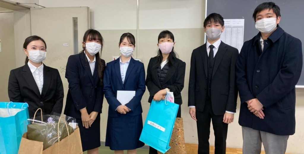 世田谷キャンパス10号館で行われた学位授与式の写真。小岩さんは右から2番目。