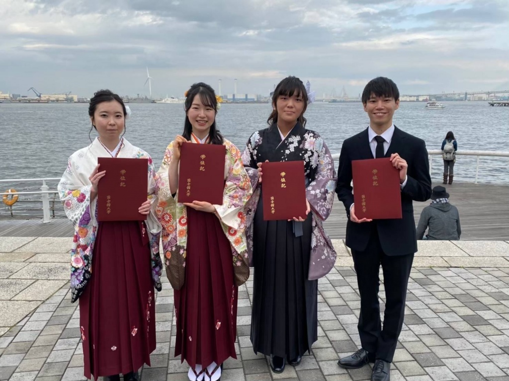 パシフィコ横浜での卒業式の写真。小岩さんは右端。