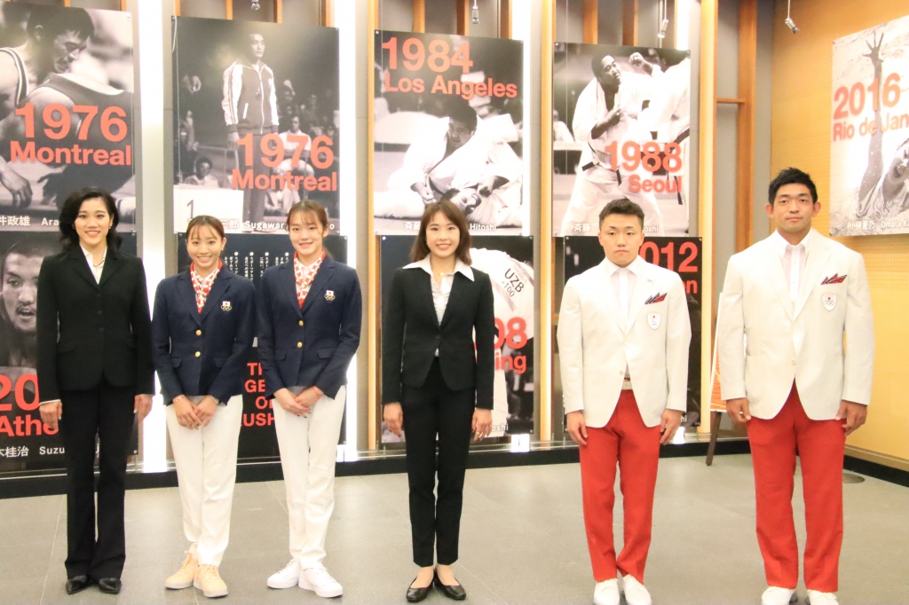 「国士舘スポーツの殿堂」の前での記念撮影。左から松原選手、大岩選手、喜田選手、横田選手、齋藤選手、小南選手