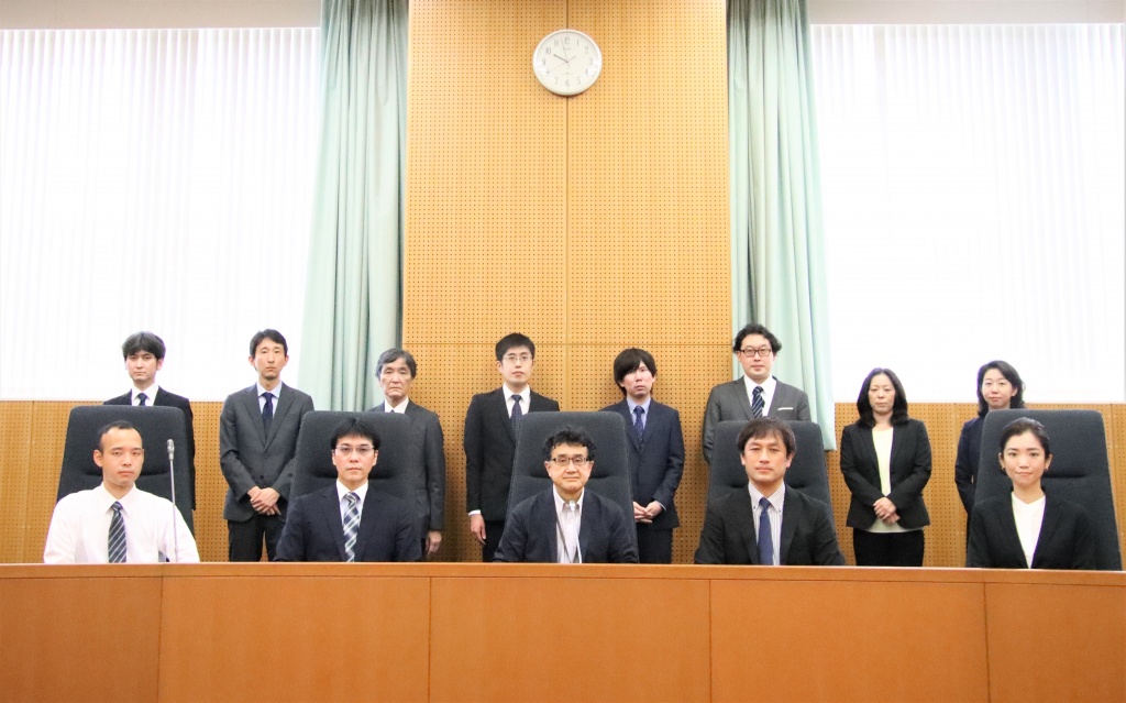修士論文の中間発表会で。前列左から2人目が永木さん、3人目が斉木教授