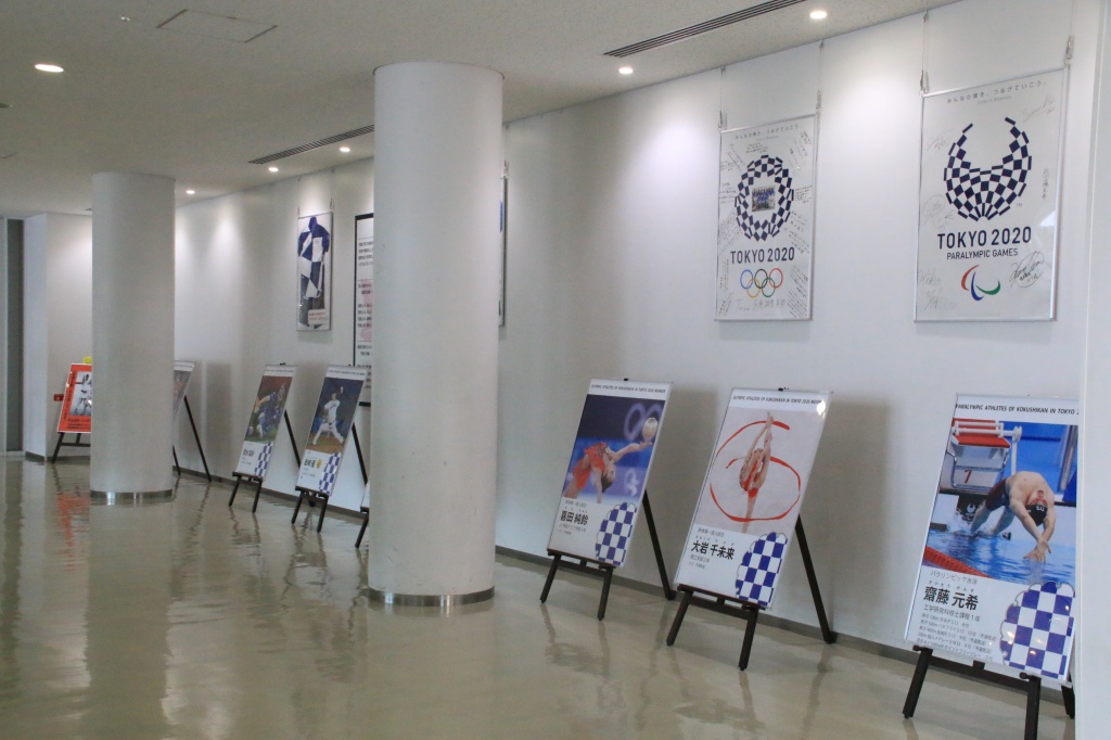 本学出身の東京オリンピック・パラリンピック出場者のサインも展示