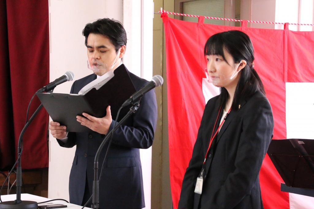司会を務めた総務課職員の大胡和也さん（左）と尾畠那津子さん