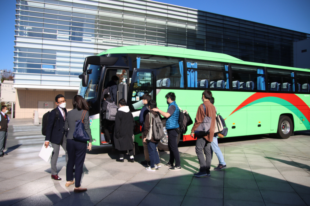 世田谷キャンパスを出発するバス