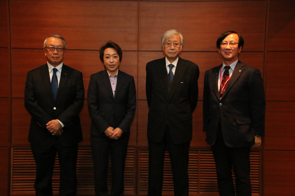 左から、河野副会長、橋本会長、大澤理事長、佐藤学長