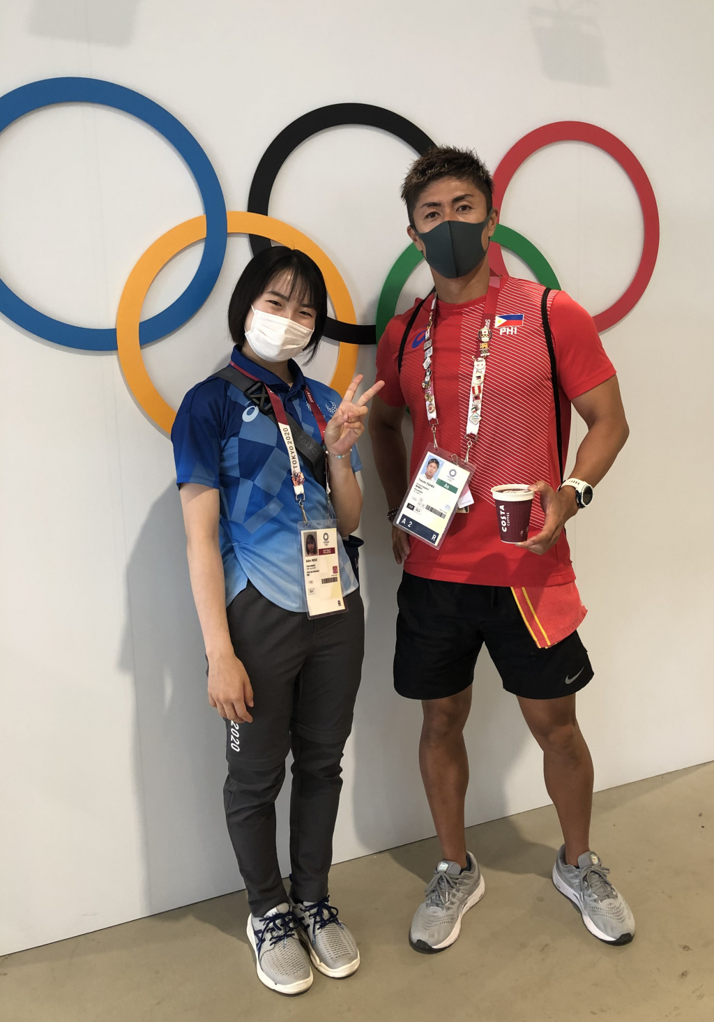 選手村で偶然会った文学部の江川陽介教授（右）と。江川教授はフィリピン選手団柔道チーム専属トレーナーとして選手村に滞在していた