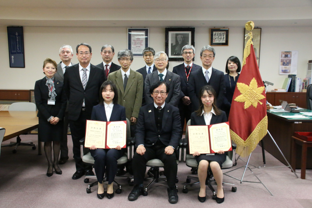 佐藤学長、教授らとの記念写真