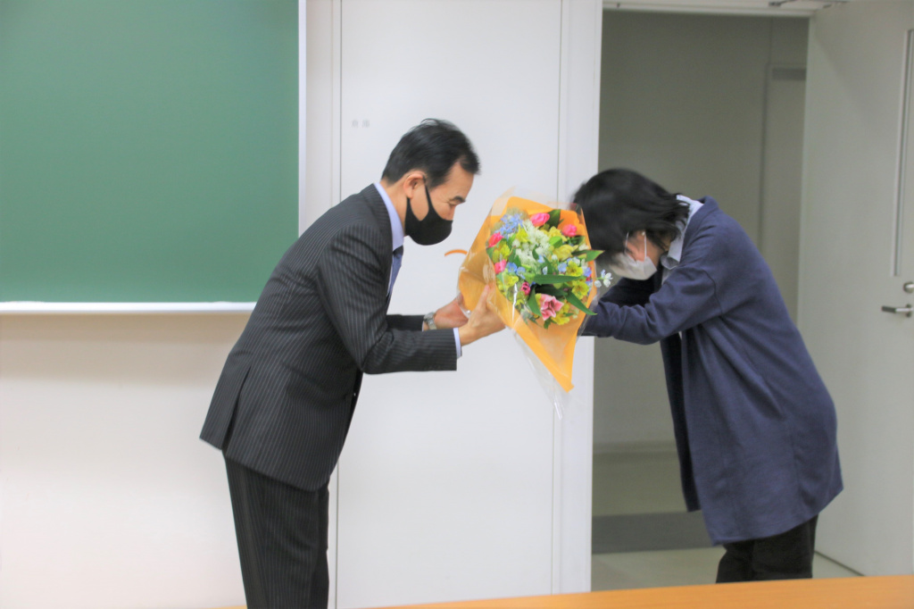 講義後の花束贈呈
