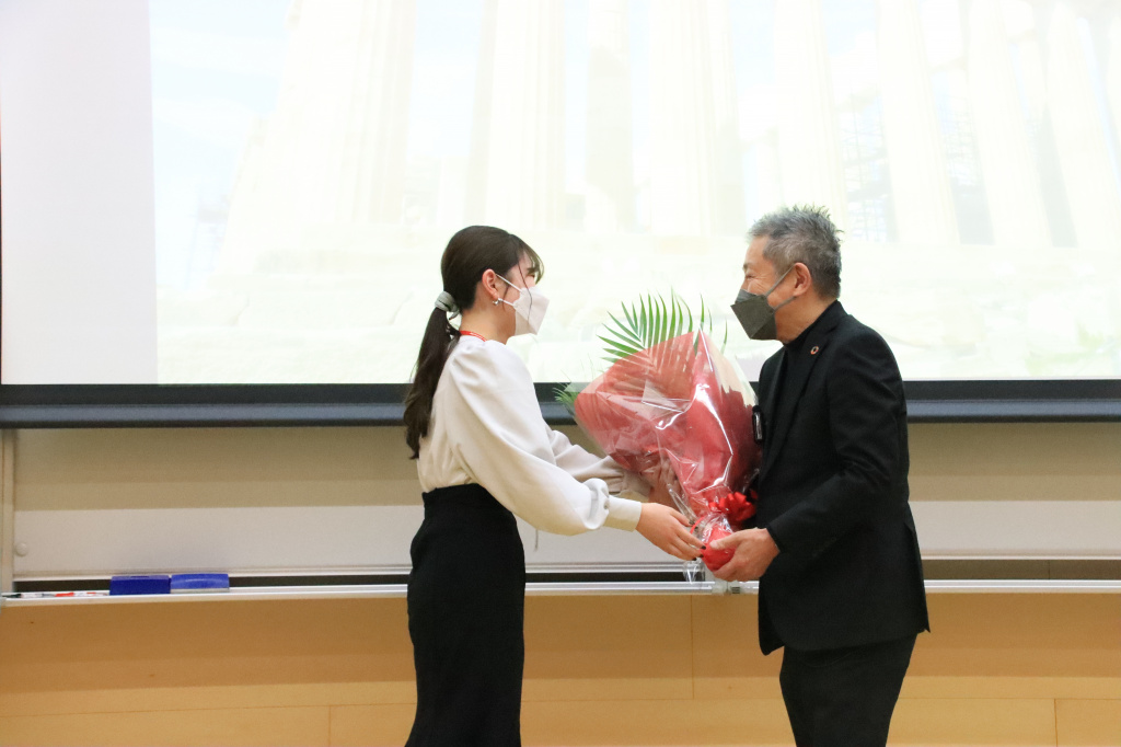 研究室の学生から花束を贈呈