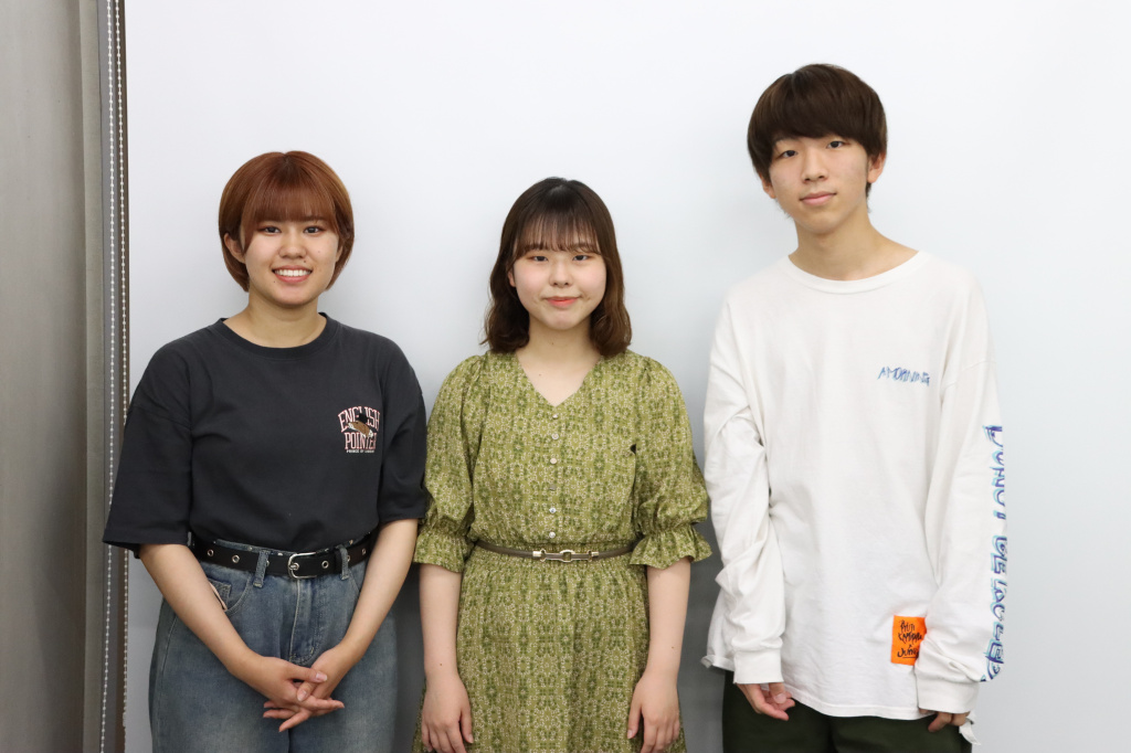 受賞した3人（左から）犬塚さん、櫻井さん、伊藤さん