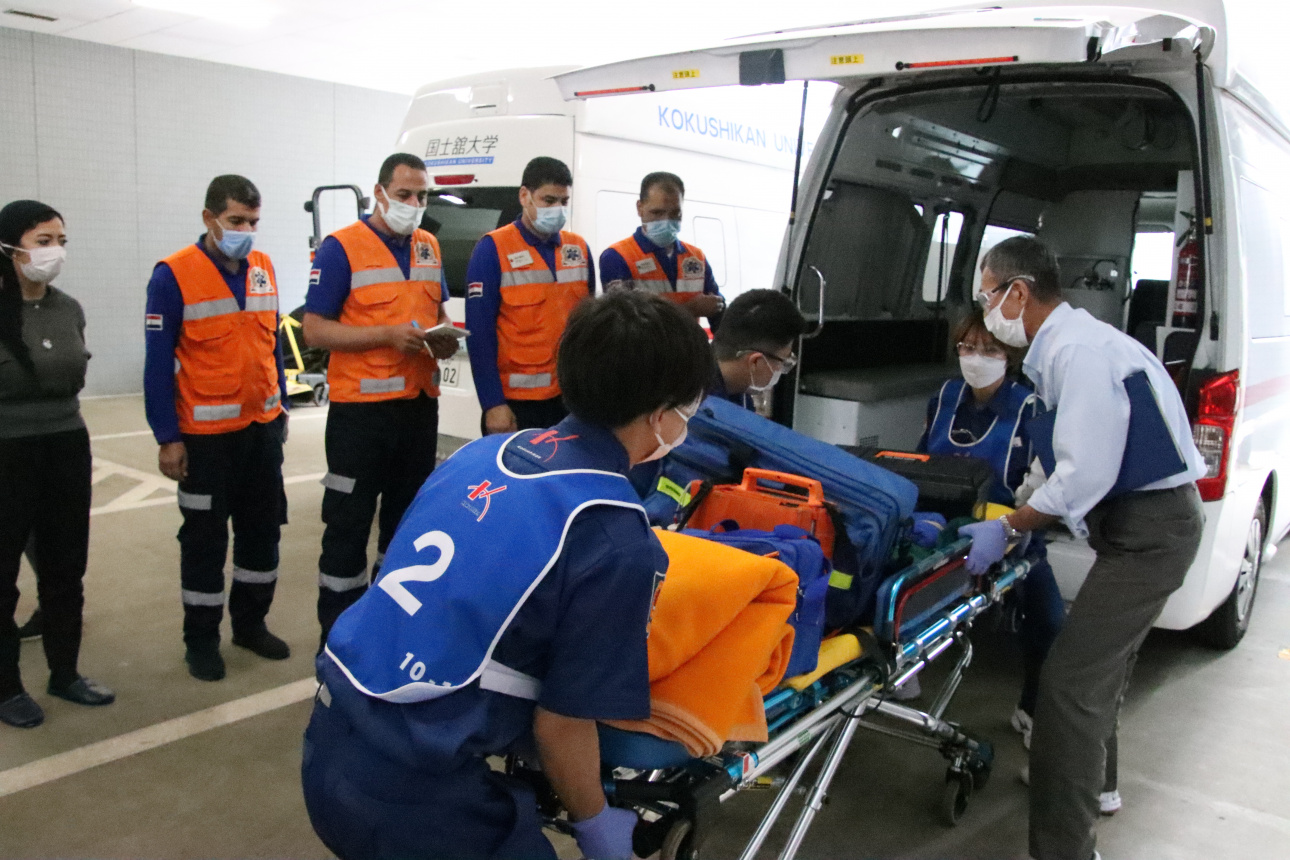 救急車を使用した救急隊の現場活動に関する実習を見学する様子