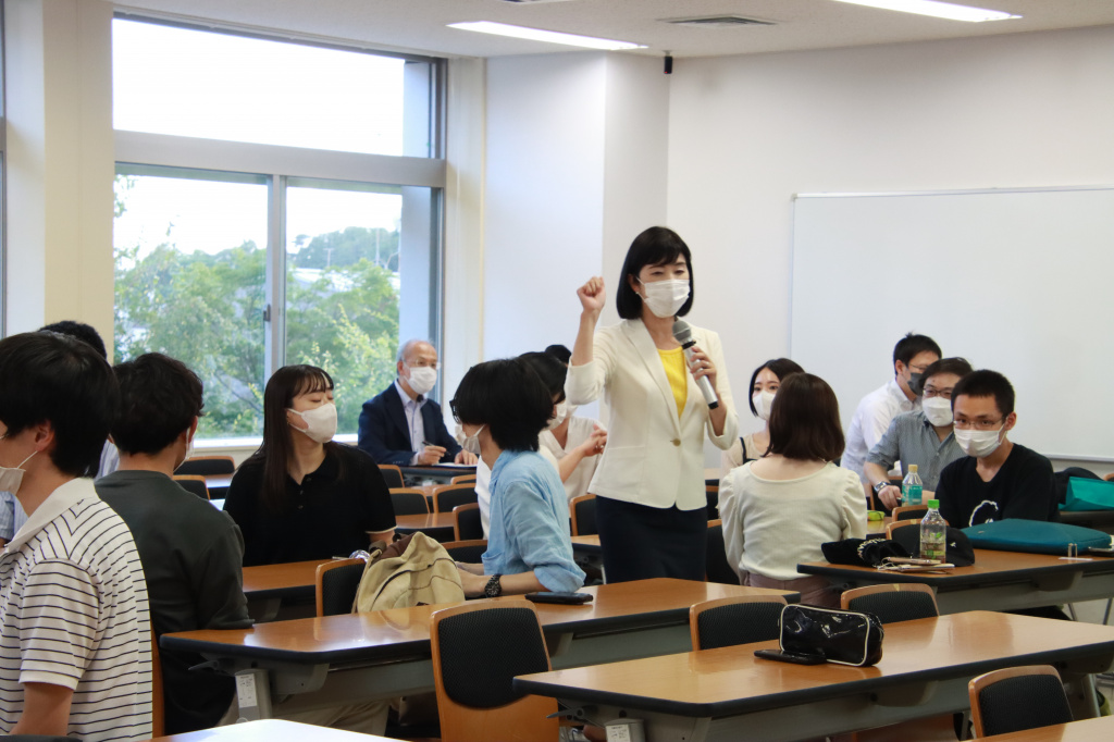 キャリアコンサルタントなど多くの資格を持つ石川氏による動きのある授業が展開された