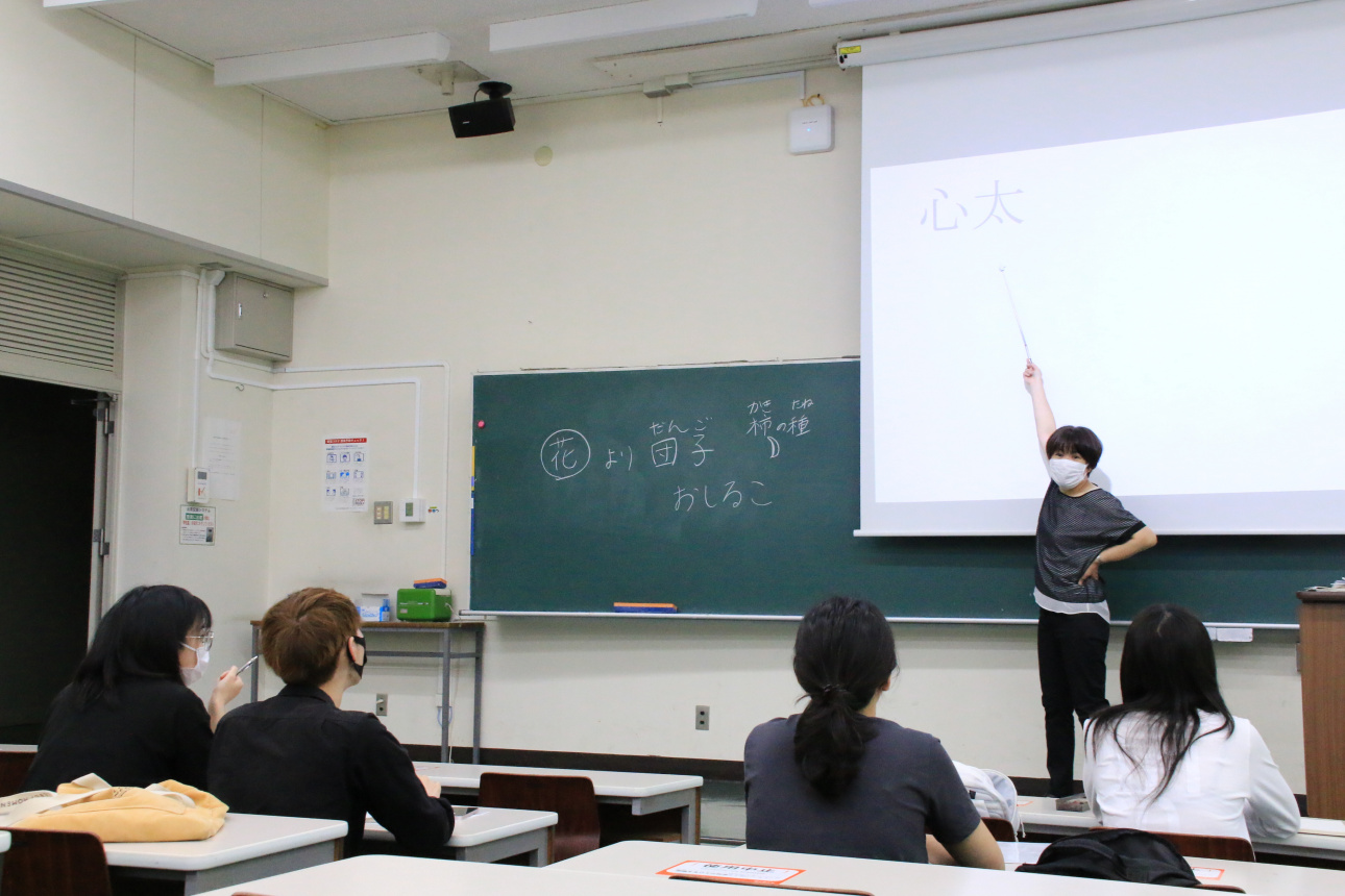 日本語事前研修を受講する4人の交換留学生
