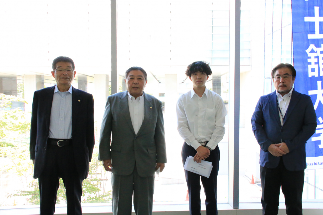 左から足立副会長、坂本会長、神谷委員長、宮川学生・厚生課長