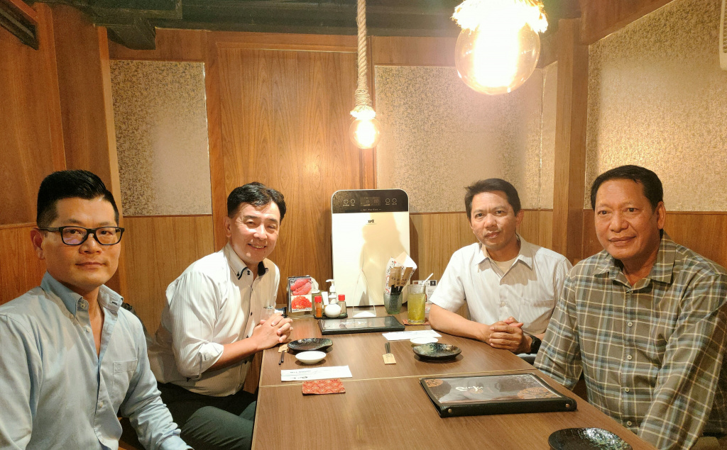 タイで活躍する卒業生と。左から、飯田氏、助川教授、ランサン氏、テラデス氏。