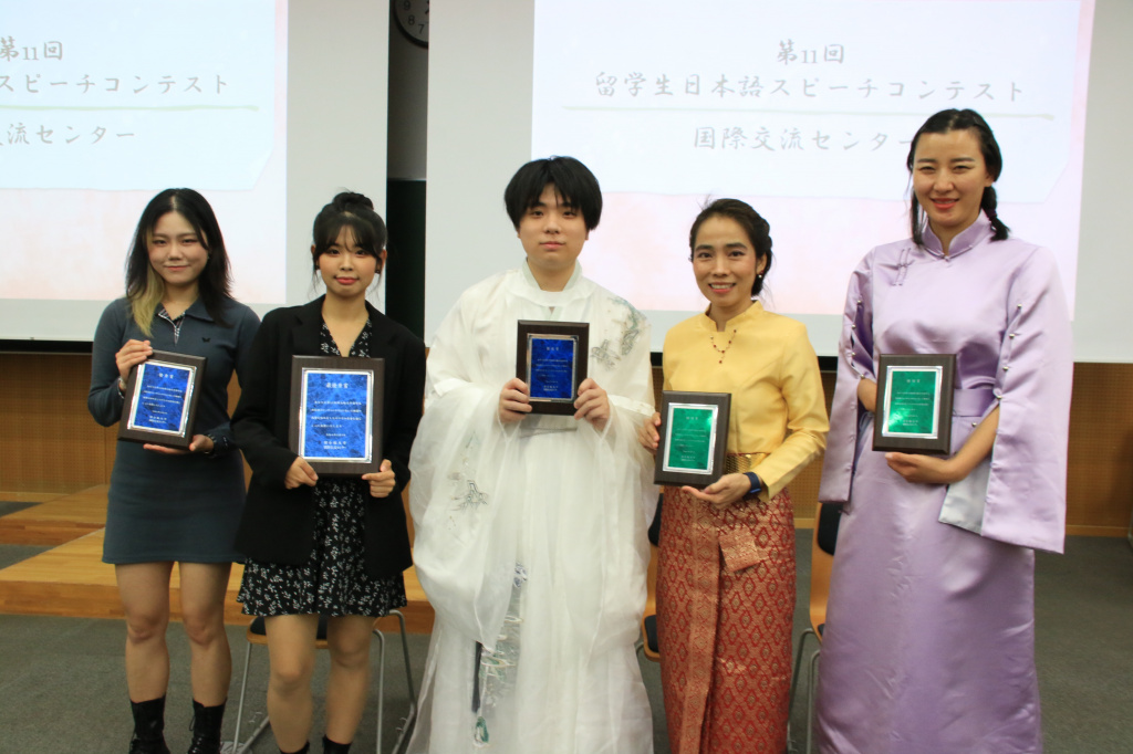 受賞した5人。左から安貞雨さん、張幼林さん、張山峰さん、ドワンポン テマニーさん、ナムジルドルジ ナラントゥヤさん