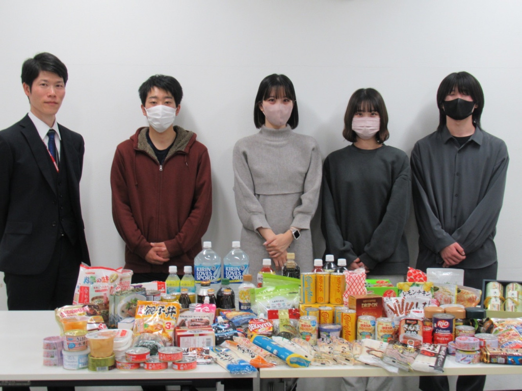 回収した食品の数々。柴田怜准教授（左）と学生ら