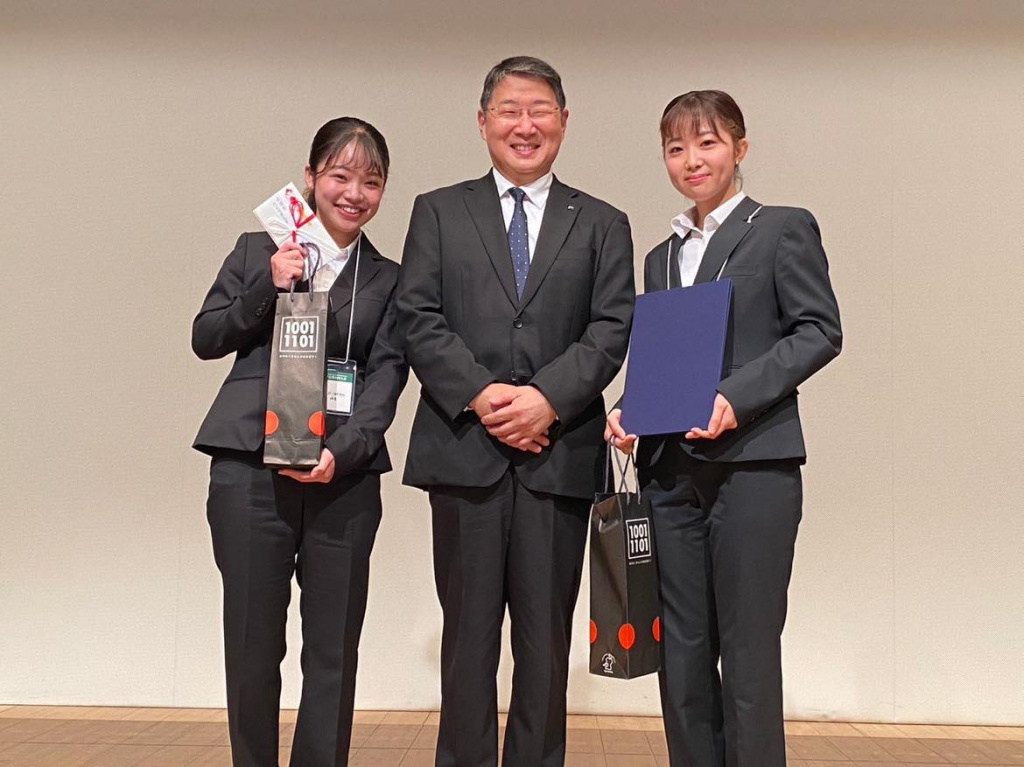 記念品を手にする鈴木さん（左）と土井さん（右）。写真中央は日本蘇生学会第41回大会会長の高橋毅さん