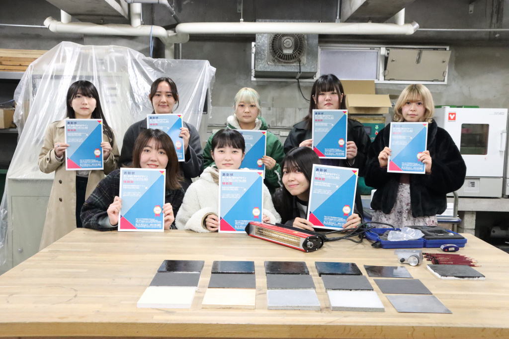 表彰状を手にする受賞学生ら
(左上から)本間さん、杉本さん、曾根さん、赤津さん、津中さん
(左下から)秋元さん、中村さん、橋本さん