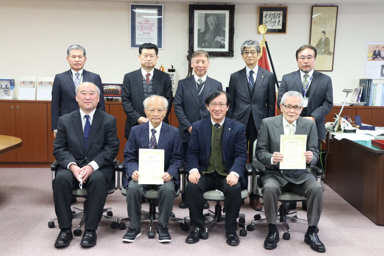 全員で記念撮影
前列右から、森副会長、佐藤学長、野武会長、梅丘まちづくりセンター木村浩規所長