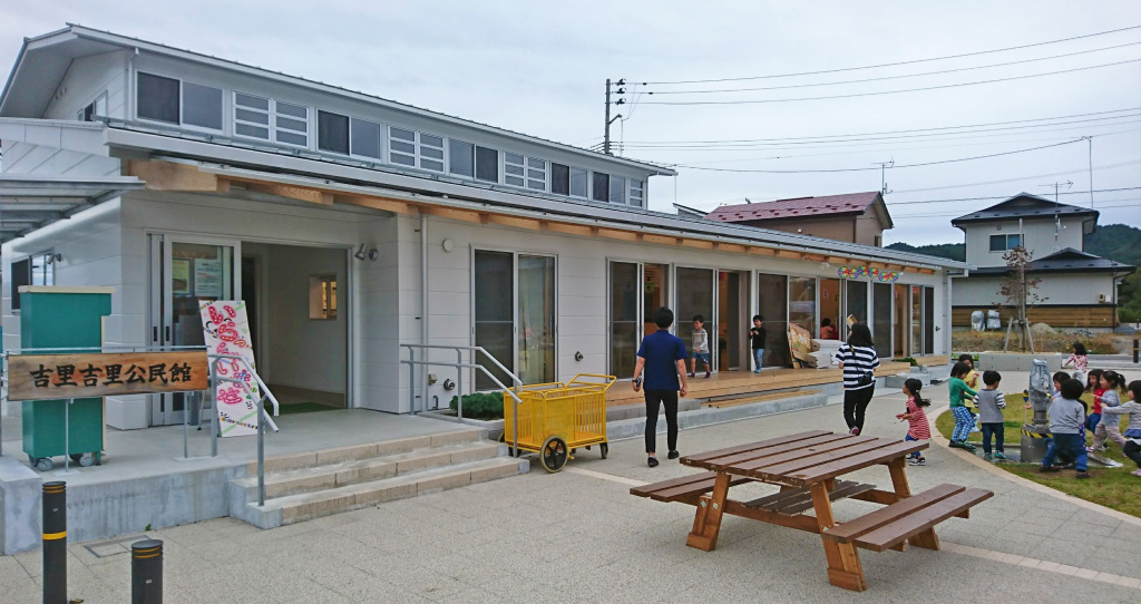 市民の憩いの場となっている公民館とまちの広場(撮影:小山祐人(本学卒業生))