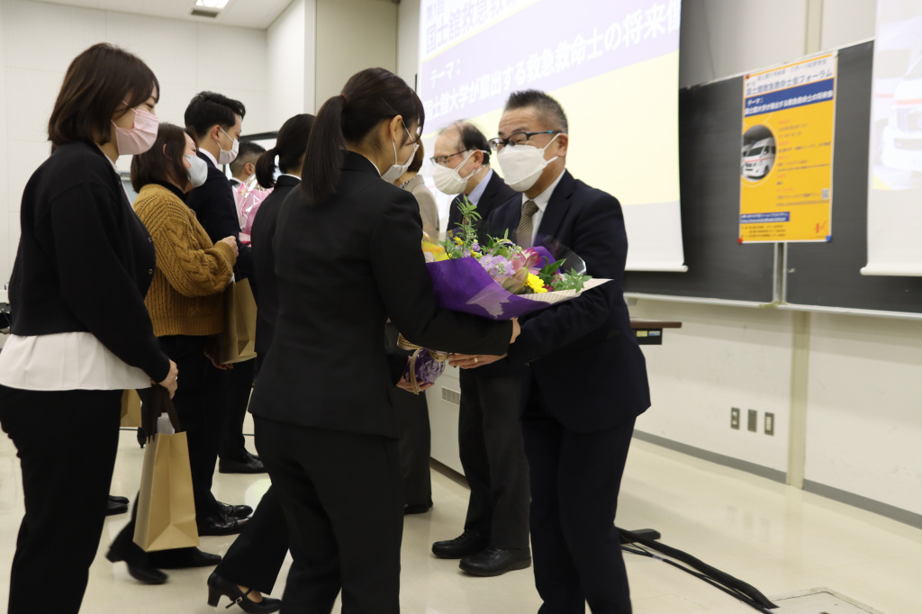 在学生と卒業生から退職教員に花束を贈呈