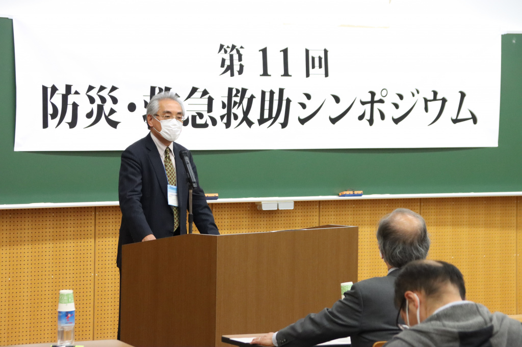 開会のあいさつをする日本災害情報学会の片田敏孝会長