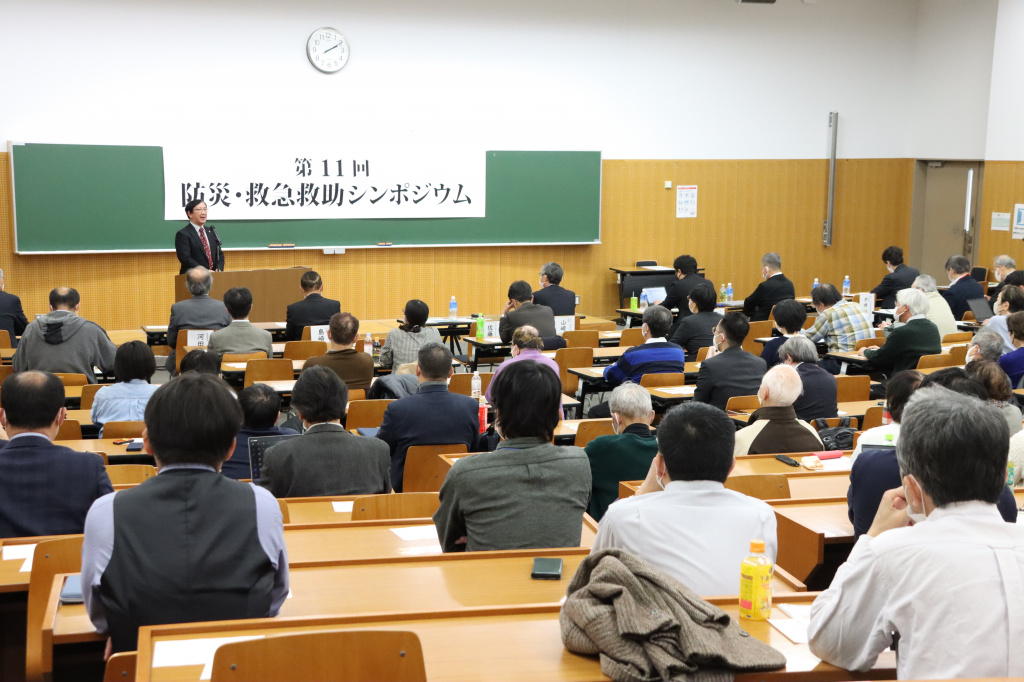 開会のあいさつをする佐藤圭一学長