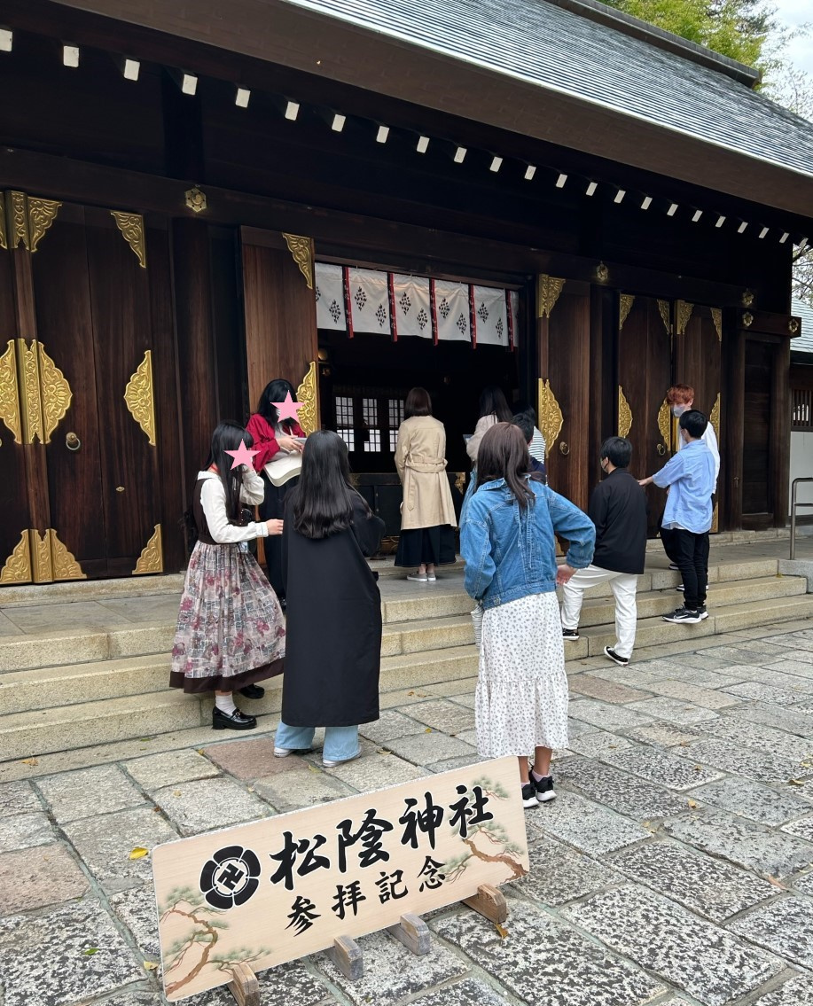 松陰神社を散策する新入生
