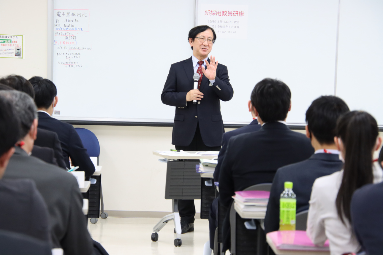 本学の歴史を紐解く佐藤学長