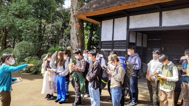 世田谷代官屋敷で世田谷区立郷土資料館の学芸員の解説を聴く学生ら