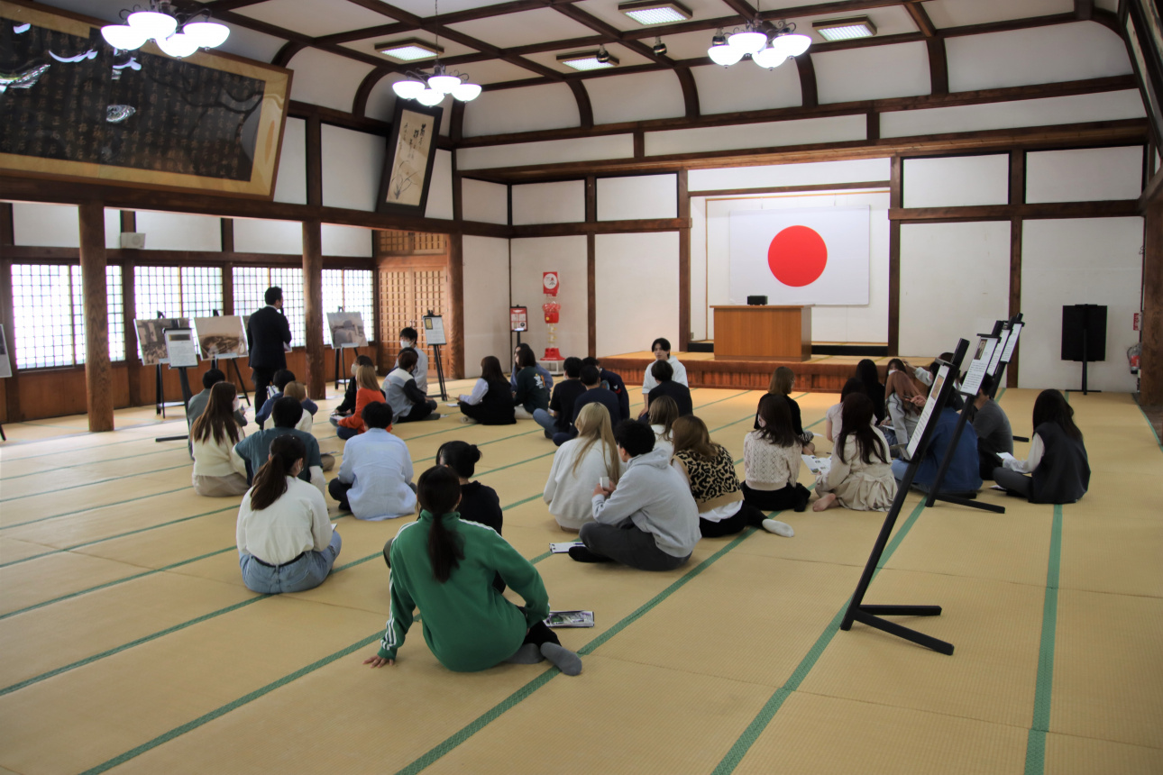 大講堂を見学する学生ら