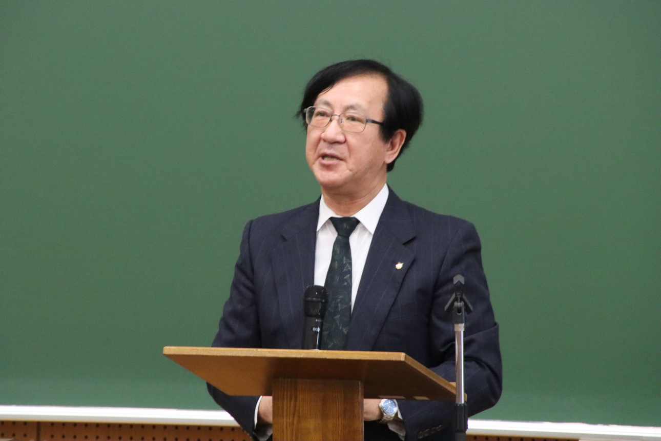 あいさつする佐藤学長