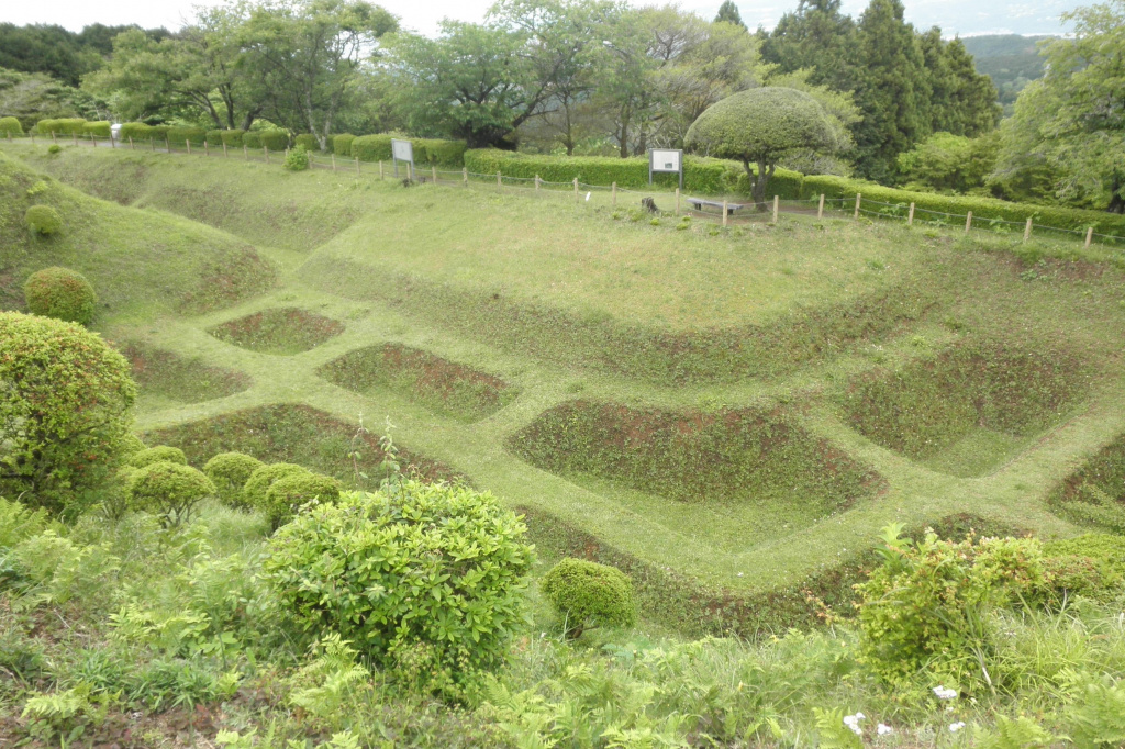豊臣秀吉の侵攻を阻止するために、小田原北条氏が造営した山中城の障子堀。
堀にはまると堀の障子部分があるため左右の移動が制限され、格好な矢の的となる。
