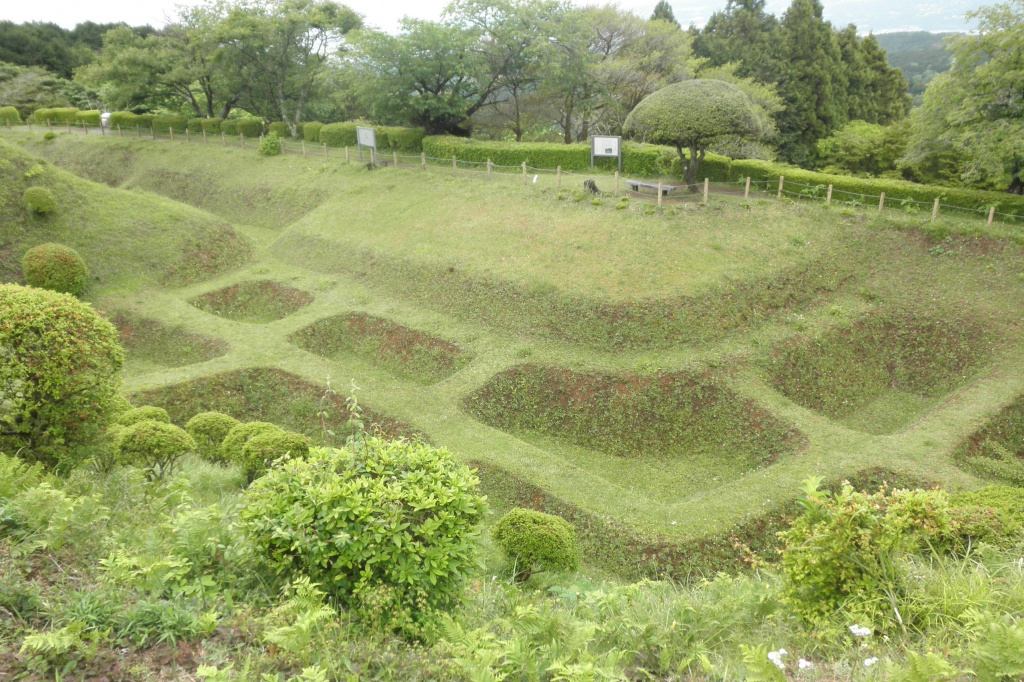 豊臣秀吉の侵攻を阻止するために、小田原北条氏が造営した山中城の障子堀。
堀にはまると堀の障子部分があるため左右の移動が制限され、格好な矢の的となる。
