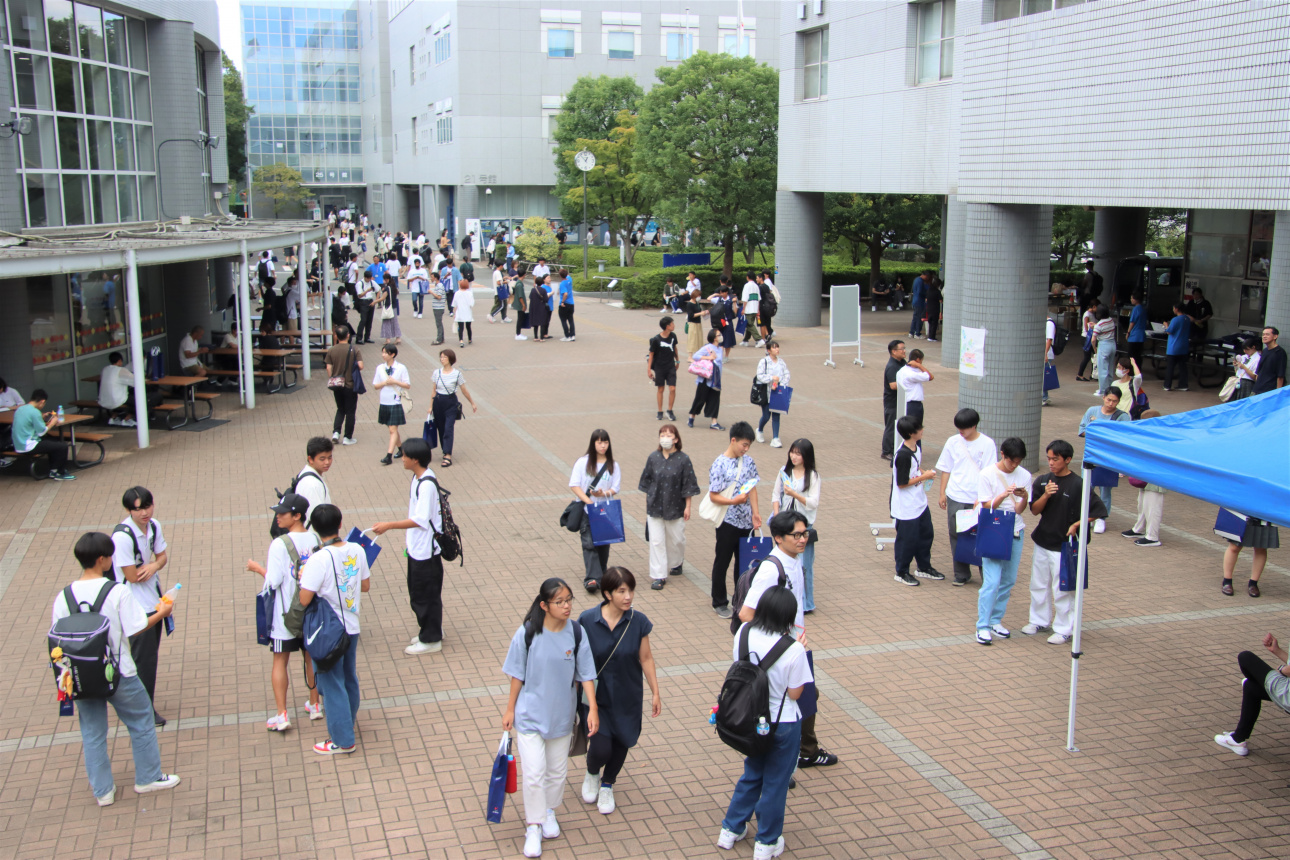 来場者でにぎわう多摩キャンパス