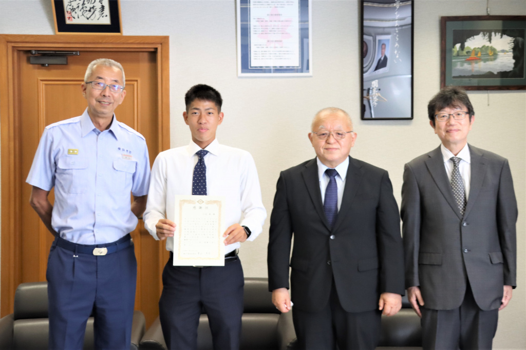 左から横浜市緑消防署長、小池さん、山口嘉和学部長、牧亮教授